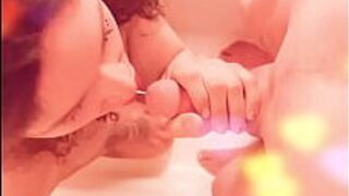 Парень писает в рот трансу - порно видео