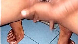 Скрытая карама в общественном туалете - порно видео