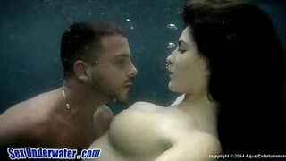 Грудастая красотка трахается под водой - порно видео